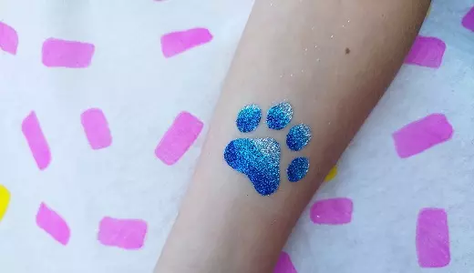 Glittertattoos op kinderfeestje