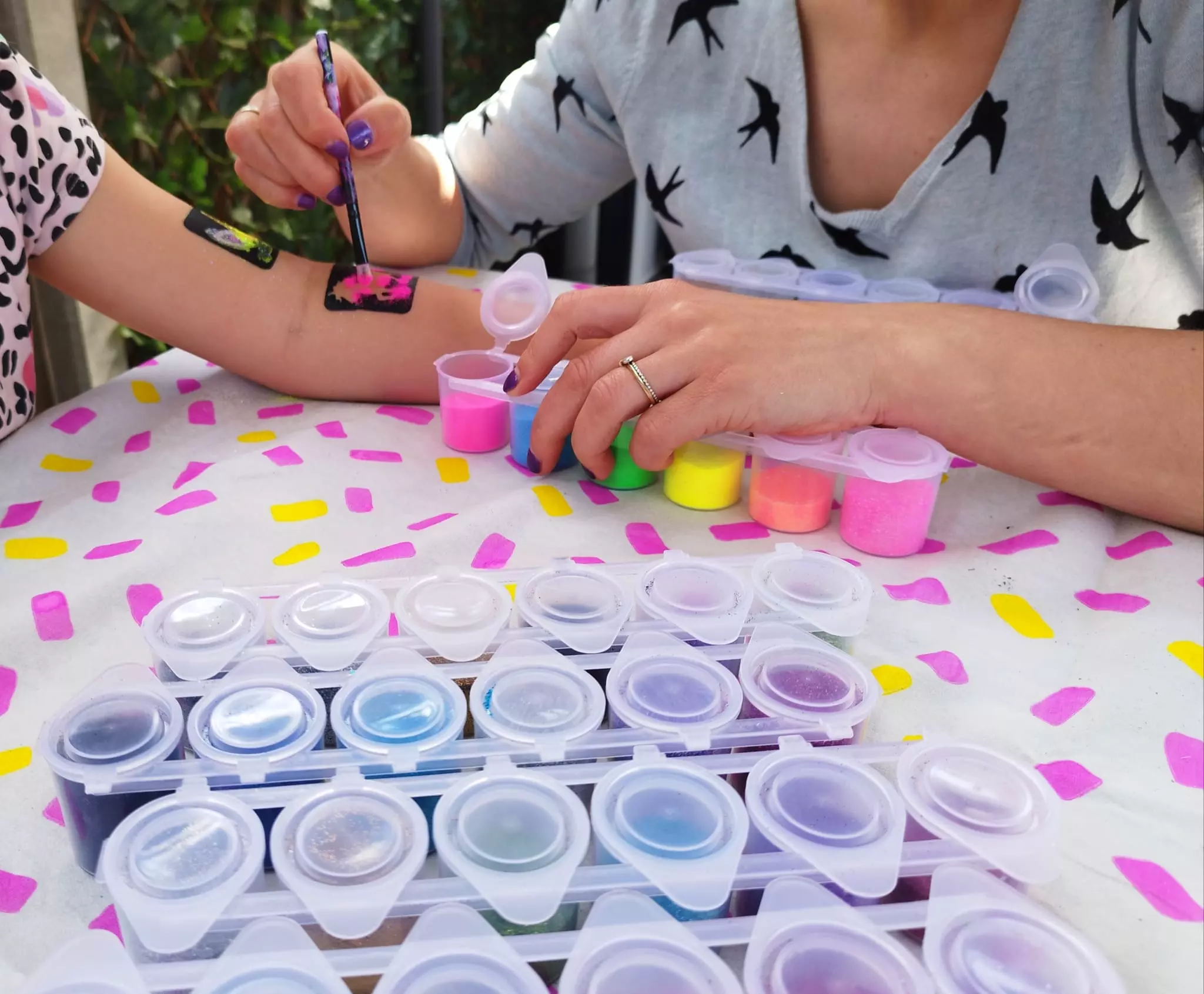 Glittertattoos als een toevoeging aan een kinderfeest